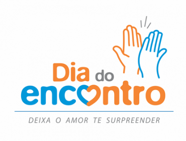 Logo do projeto em azul e laranja com o texto: "dia do encontro, deixa o amor te surpreender" e bater de duas mãos em cumprimento