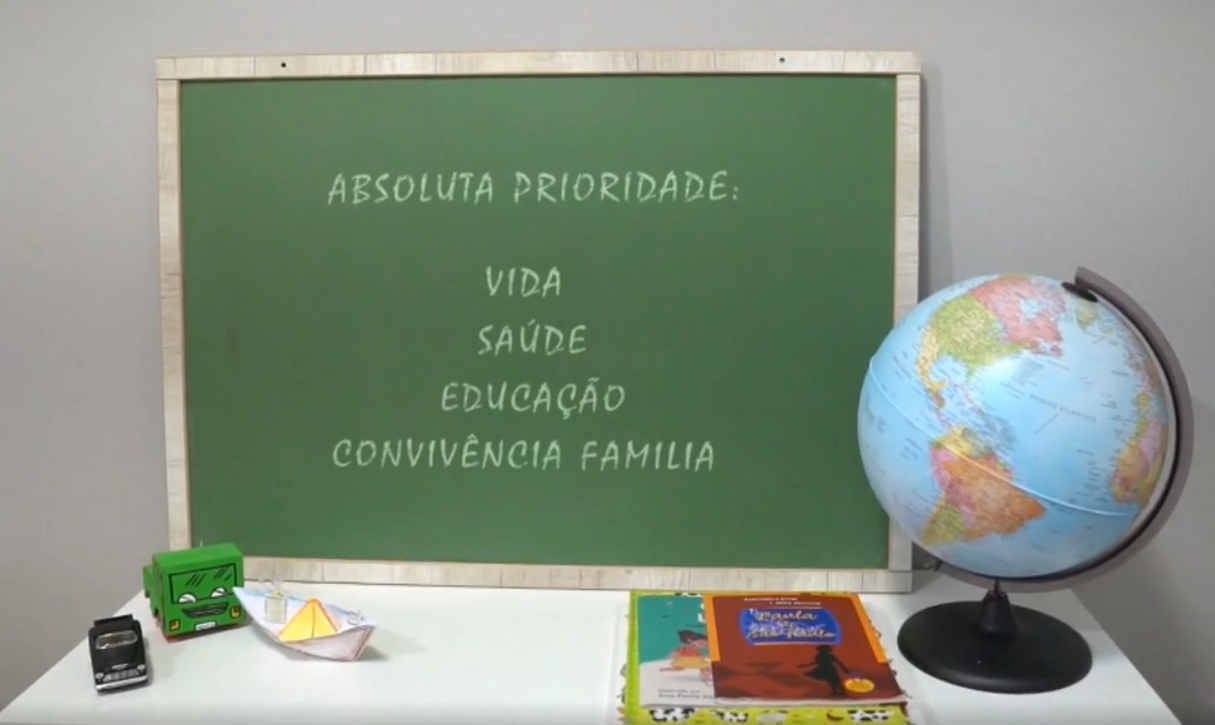 Quadro escrito "Abosulta prioridade: vida, saúde, educação, convivência familiar"