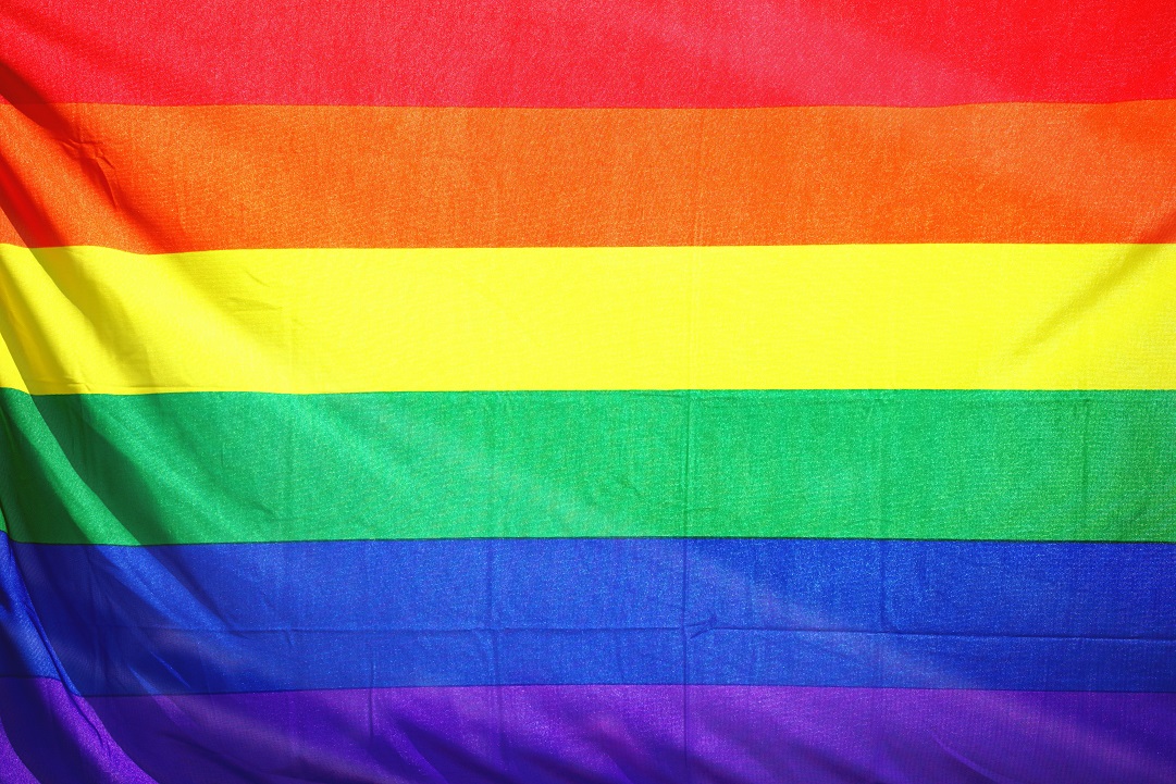 Bandeira com as cores LGBTQIA+