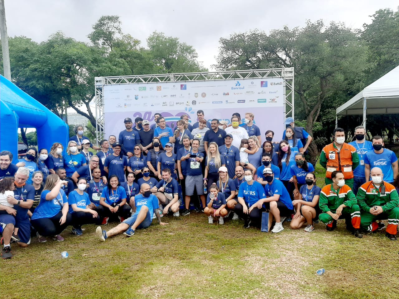 Participantes da corrida reunidos no pódio